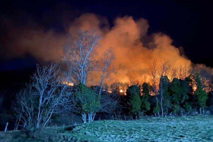 Le feu est visible de loin dans la nuit. © Kantonspolizei Wallis