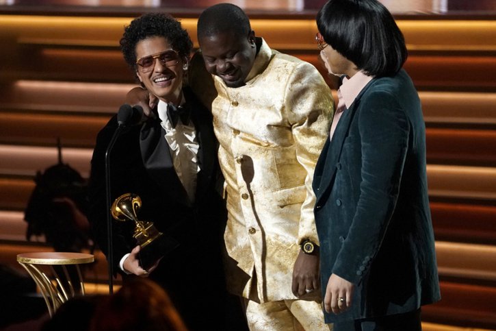 Bruno Mars (à gauche) et son groupe Silk Sonic ont été récompensés pour leur titre "Leave the Door Open". © KEYSTONE/AP/Chris Pizzello