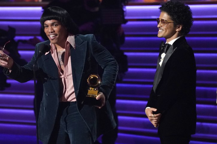 Silk Sonic, composé de Bruno Mars (à droite) et Anderson .Paak., a remporté le prix de la *chanson de l'année" et celui de "l'enregistrement de l'année". © KEYSTONE/AP/Chris Pizzello