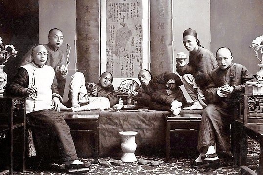 Fumeurs d’opium vers 1880 en Chine, photographiés par le célèbre photographe chinois Lai Afong.  © DR
