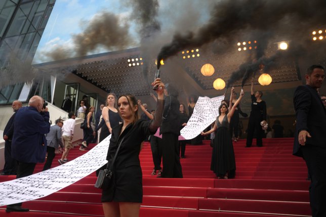 129 victimes de féminicides s'affichent sur le tapis rouge à Cannes