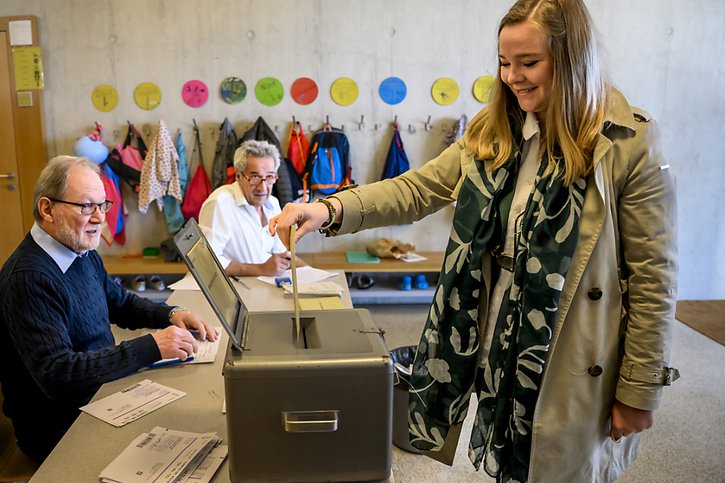 Valérie Dittli, qui a voté ce matin à Vers-chez-les-Blanc, s'achemine vers une élection surprise au Conseil d'Etat. © KEYSTONE/JEAN-CHRISTOPHE BOTT