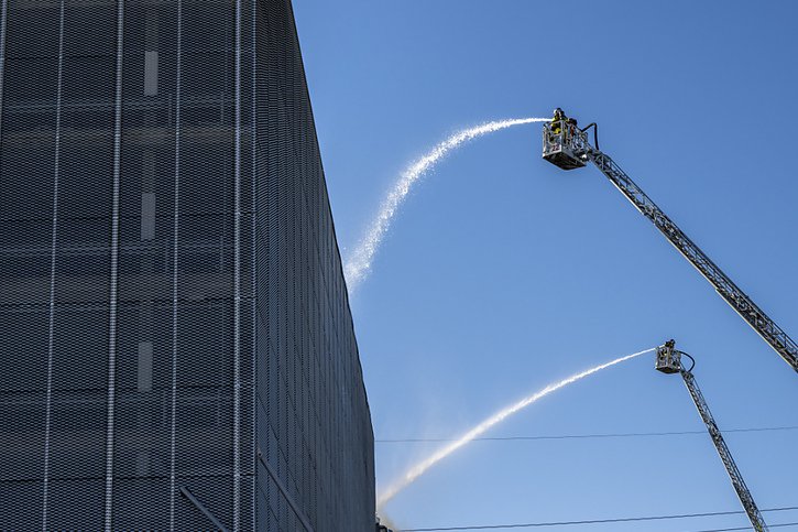 L'incendie était maîtrisé vers 18h30. © KEYSTONE/MARTIAL TREZZINI