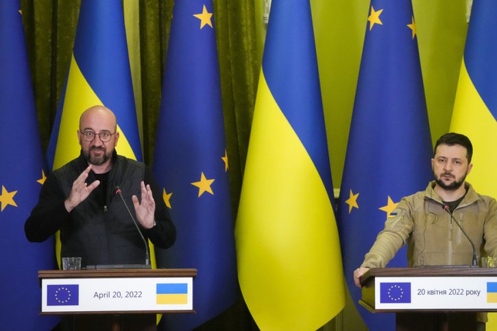 Le président du Conseil européen Charles Michel a rencontré le président Volodymyr Zelensky à Kiev mercredi. © Keystone/AP/EFREM LUKATSKY