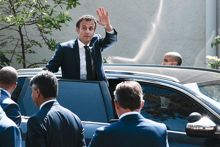 Emmanuel Macron est le premier président réélu, hors cohabitation, depuis l'adoption du vote au suffrage universel direct en 1962. © KEYSTONE/AP/Thibault Camus