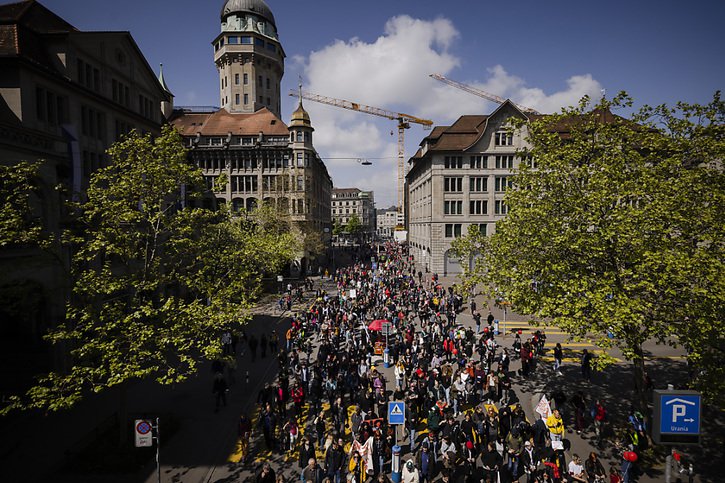 A Zurich, le traditionnel cortège du 1er Mai a rassemblé dimanche quelque 12'000 participants en milieu de journée, selon un décompte de l'USS. © KEYSTONE/MICHAEL BUHOLZER