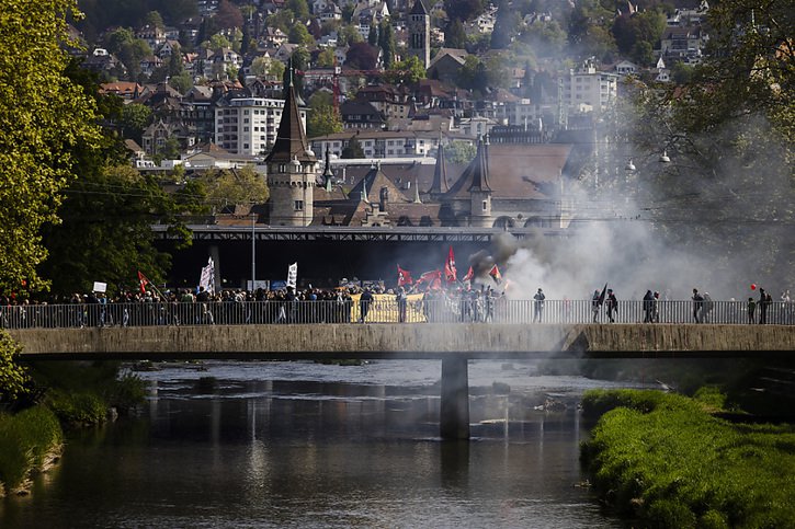 A Zurich, le traditionnel cortège du 1er Mai a rassemblé dimanche quelque 12'000 participants en milieu de journée, selon l'USS. Quelques pétards fumigènes et sprayages ont émaillé le défilé. © KEYSTONE/MICHAEL BUHOLZER