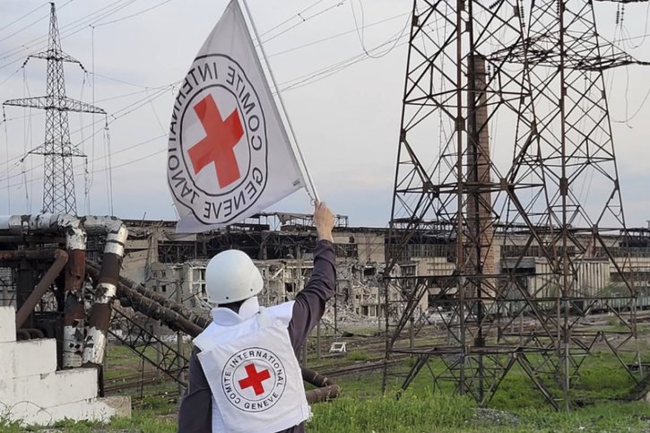 La Croix-Rouge (CICR) a contribué à évacuer une partie des civils restés à Azovstal. © KEYSTONE/AP/International Committee of the Red Cross