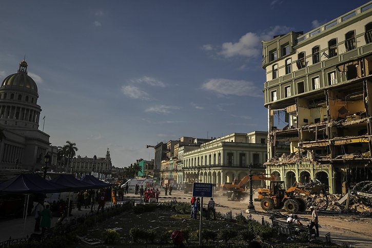 La puissante explosion qui a partiellement détruit vendredi l'hôtel Saratoga, dans le centre de La Havane, a fait au moins 25 morts. © KEYSTONE/AP/Ramon Espinosa