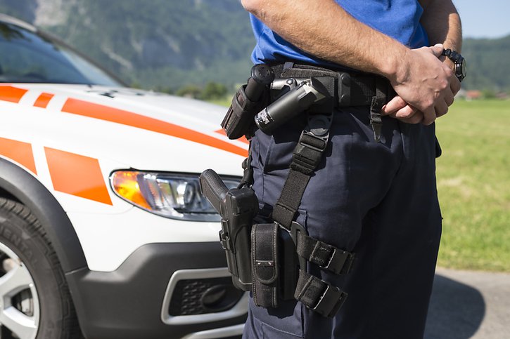 Deux suspects ont été blessés samedi soir à Näfels (GL) après des tirs de police à un barrage routier. (photo symbolique) © KEYSTONE/GIAN EHRENZELLER