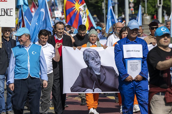 Les manifestants ont interpellé directement la Haute commissaire de l'ONU aux droits de l'homme Michelle Bachelet sur la situation des Ouïghours. © KEYSTONE/MARTIAL TREZZINI