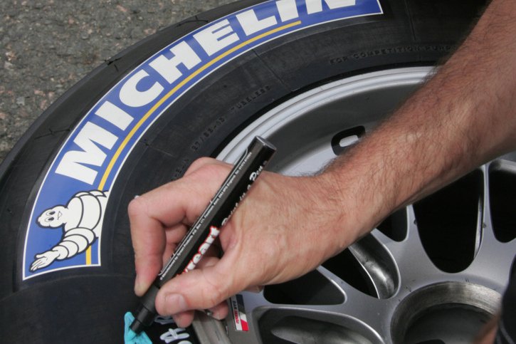 Michelin a dû trouver des ressources alternatives pour le noir de carbone, un composant de ses pneus provenant de Russie pour approvisionner tous les sites européens. (archives) © KEYSTONE/AP/MICHEL SPINGLER