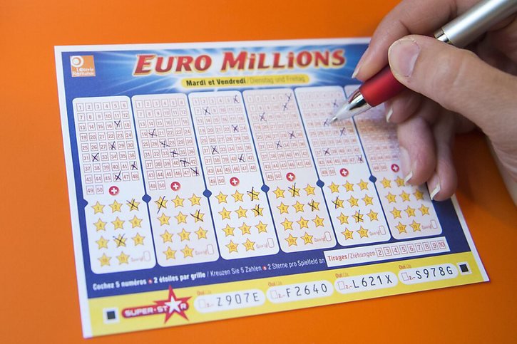 Personne n'a remporté la cagnotte de l'Euro MIllions vendredi. (photo symbolique) © KEYSTONE/JEAN-CHRISTOPHE BOTT