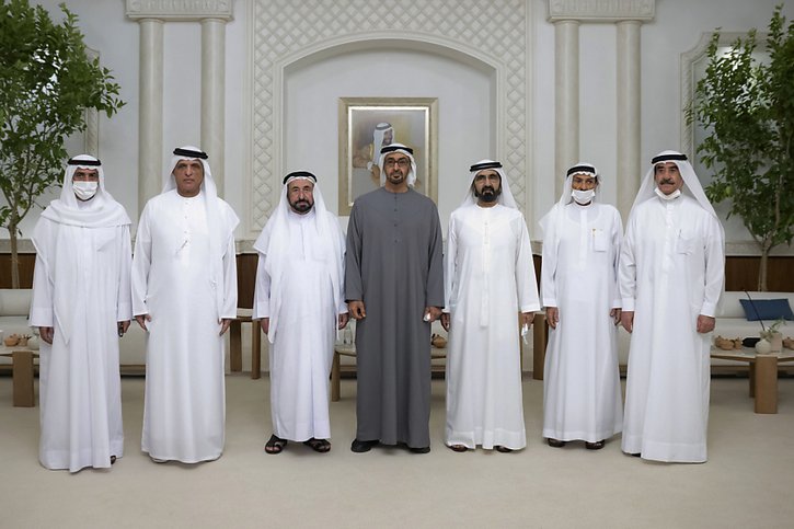 Mohammed ben Zayed (au centre) a été élu samedi à l'unanimité. © KEYSTONE/AP/Hamad Al Kaabi