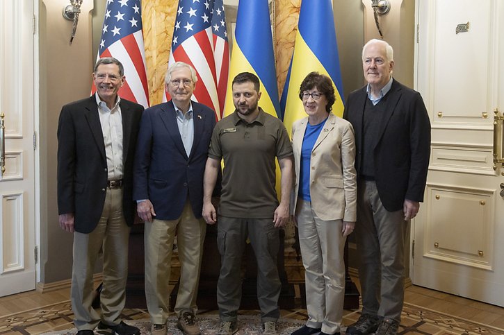 Le président ukrainien a reçu la délégation menée par Mitch McConnel (2e depuis la gauche) dans le palais présidentiel à Kiev. © KEYSTONE/EPA/PRESIDENTIAL PRESS SERVICE HANDOUT