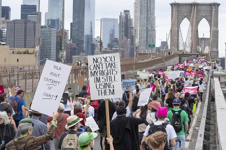Plusieurs milliers de personnes ont manifesté dans les rues de New York. © KEYSTONE/EPA/SARAH YENESEL