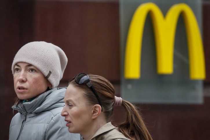 Présent en Russie depuis plus de 30 ans, McDonald's y compte 850 restaurants et 62'000 salariés. EPA/YURI KOCHETKOV © KEYSTONE/EPA/YURI KOCHETKOV