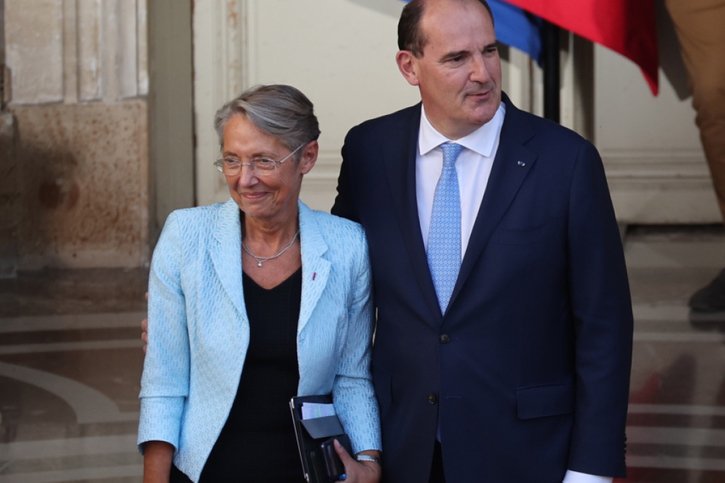 La passation de pouvoirs a eu lieu entre le Premier ministre sortant Jean Castex et Elisabeth Borne. © KEYSTONE/EPA/THOMAS SAMSON / POOL