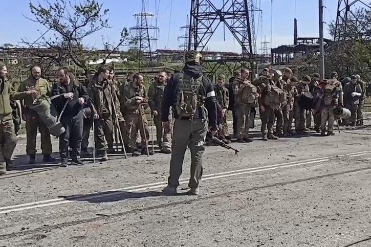 Sur le site de l'aciérie Azovstal à Marioupol, "959 combattants (ukrainiens) dont 80 blessés se sont constitués prisonniers" depuis lundi, a affirmé mercredi le ministère russe de la Défense. Kiev n'avait toujours pas commenté ces informations en fin d'après-midi. © KEYSTONE/AP