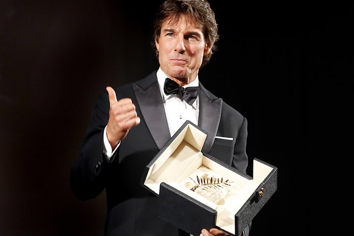 Juste avant la projection de "Top Gun: Maverick", 36 ans après le premier opus, Tom Cruise a reçu une Palme d'or d'honneur. "Surprise!" a tweeté le Festival en annonçant cette récompense. © KEYSTONE/EPA/SEBASTIEN NOGIER