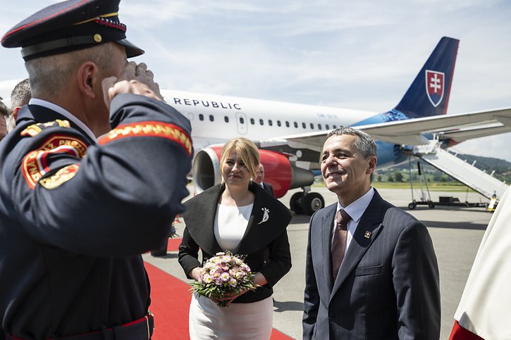 Ignazio Cassis a été présenté à la délégation slovaque lors de l'arrivée de Zuzana Caputova à l'aéroport de Belp. © KEYSTONE/ANTHONY ANEX