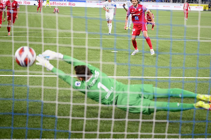Grgic transforme son deuxième penalty © KEYSTONE/LAURENT GILLIERON