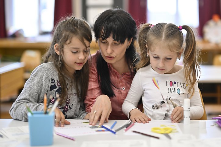 L'un des principaux défis actuels est la scolarisation des enfants ukrainiens (archives). © KEYSTONE/GIAN EHRENZELLER