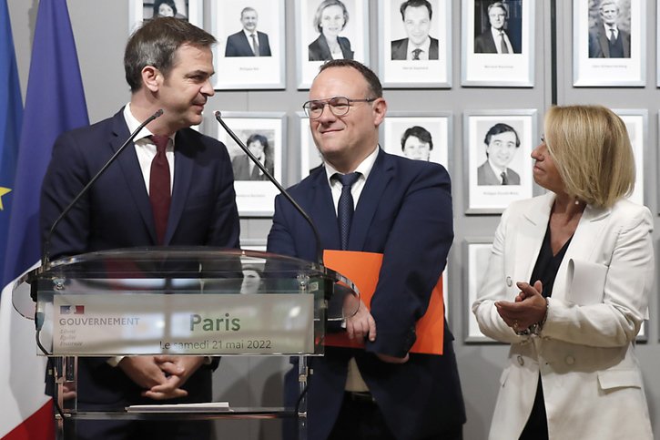 Damien Abad, au centre, lors de la transmission du ministère de la santé à Brigitte Bourguignon par Olivier Veran, à gauche. © KEYSTONE/EPA/CHRISTOPHE PETIT TESSON