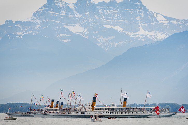 La chorégraphie navale a été imaginée et dirigée par le premier capitaine Olivier Chenaux, aux commandes du "Montreux", spécialement mis à l'honneur cette année pour la ville hôte. © Keystone/VALENTIN FLAURAUD