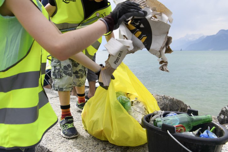 En onze ans, Net'Léman a permis de repêcher 120'000 kilos de déchets sauvages. En moyenne, environ dix tonnes de macro-déchets en plastique se retrouvent chaque année dans les eaux du Léman (archives). © Keystone/LAURENT GILLIERON