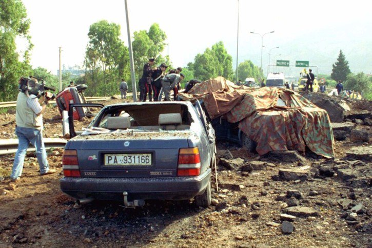 La voiture du juge Falcone avait été pulvérisée par 500 kilos de TNT et nitrate d'ammonium le 23 mai 1992 sur l'autoroute qui mène à l'aéroport de Palerme (archives). © KEYSTONE/AP/NINO LABRUZZO