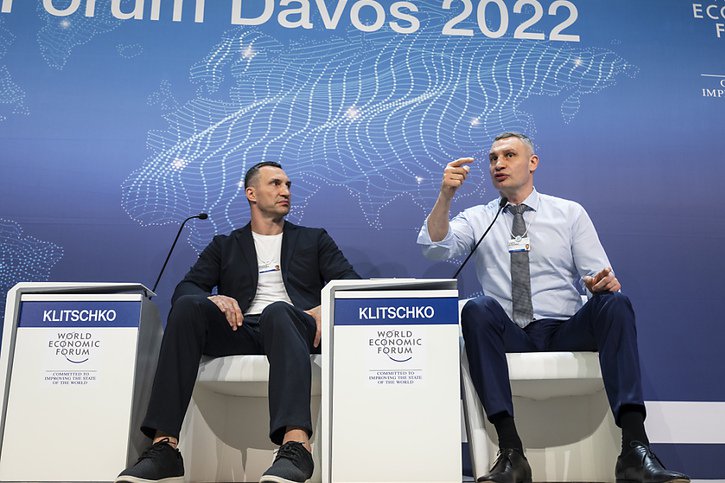 Le maire de Kiev Vitaly Klitschko (à droite) et son frère, l'ex-champion du monde de boxe Wladimir Klitschko, ont pris la parole à Davos. © KEYSTONE/LAURENT GILLIERON