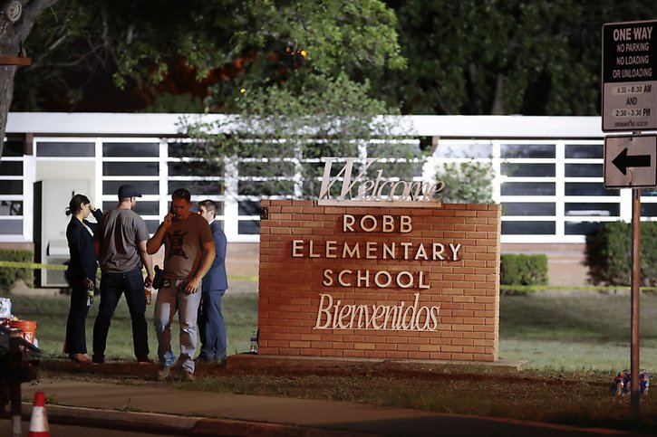Un adolescent de 18 ans a ouvert le feu mardi dans une école primaire au Texas, tuant 19 jeunes élèves et deux adultes, avant d'être lui-même tué. © KEYSTONE/EPA/AARON M. SPRECHER