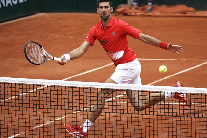 Djokovic a dominé Alex Molcan en trois sets au 2e tour à Paris © KEYSTONE/EPA/CHRISTOPHE PETIT TESSON