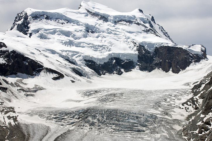 Sept hélicoptères étaient mobilisés au Grand Combin en Valais vendredi matin après une chute de séracs: des alpinistes pourraient avoir été blessés. © KEYSTONE/ALESSANDRO DELLA BELLA