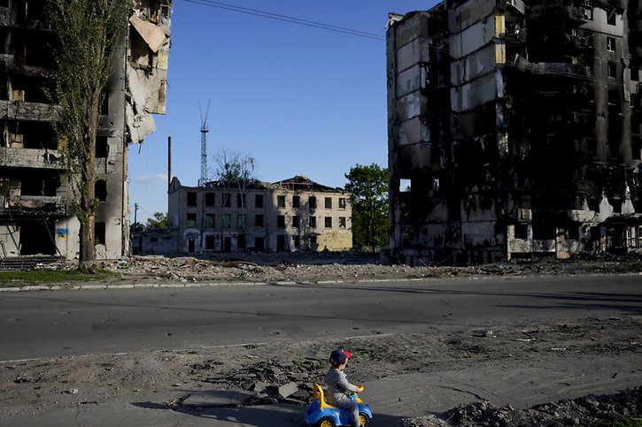 Les Russes continuent de pilonner certaines régions d'Ukraine, en particulier dans l'est du pays. © KEYSTONE/AP/Natacha Pisarenko