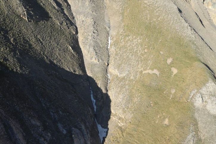 Un planeur s'est écrasé contre une falaise au-dessus de Visse dans le secteur du Sanetsch VS samedi : le pilote n'a pas survécu © Police valaissanne