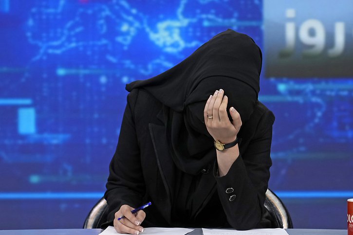 Dernière restriction pour les femmes afghanes: depuis début mai, le voile intégral est à nouveau obligatoire pour les femmes en public. Ici, une présentatrice à la télévision. © KEYSTONE/AP/Ebrahim Noroozi