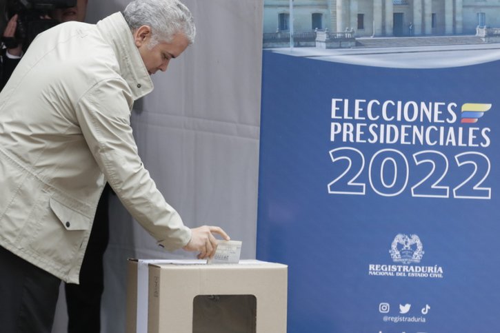 Les Colombiens ont commencé de voter. Résultats attendus dans la nuit de dimanche à lundi. L'opposant Gustavo Petro pourrait devenir le premier chef de l'Etat de gauche de l'histoire récente du pays. © KEYSTONE/EPA/CARLOS ORTEGA