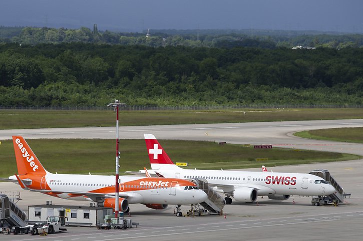 Selon un sondage, une majorité de Suisses serait favorable à une taxe sur les billets d'avion (image d'illustration). © KEYSTONE/SALVATORE DI NOLFI