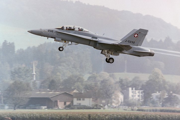 Deux F/A-18 de l'armée suisse ont assuré jeudi une opération de police aérienne. (Archive) © KEYSTONE/STR