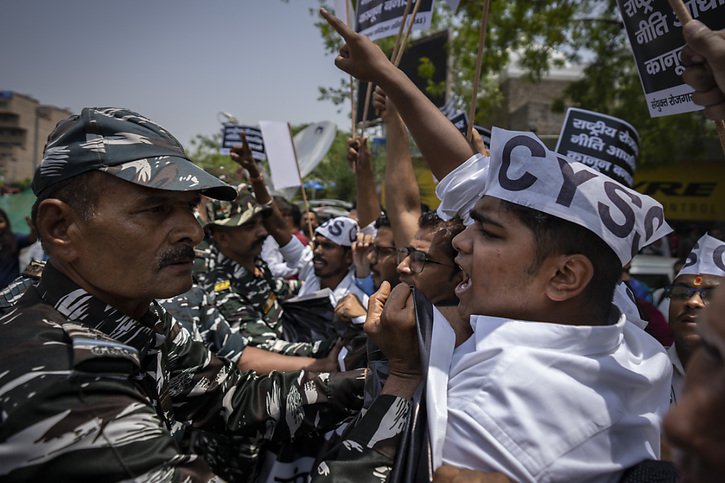 Des paramilitaies tentent de stopper étudiants et activistes vendredi lors d'une manifestation contre le plan du gouvernement. © KEYSTONE/AP/Altaf Qadri