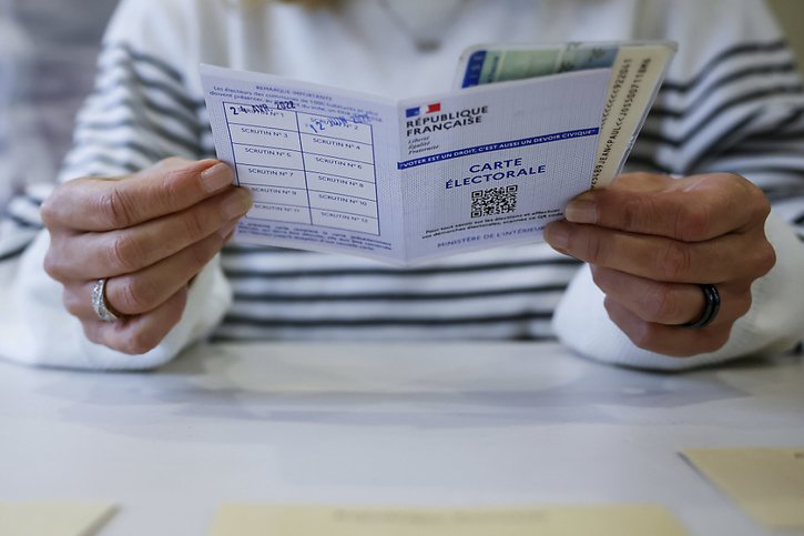 Plus de 48 millions de Français sont appelés aux urnes dimanche en métropole pour le second tour des législatives. © KEYSTONE/AP/Thomas Padilla