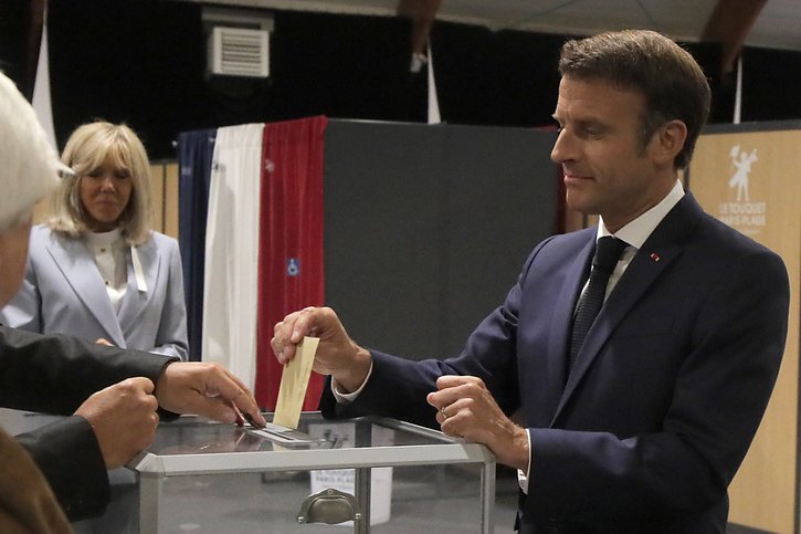 Accompagné de son épouse Brigitte, Emmanuel Macron a voté au Touquet. © KEYSTONE/AP/Michel Spingler