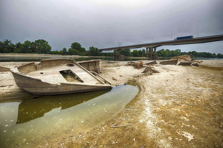 Le Pô, le principal fleuve d'Italie, est presque à sec, comme ici près de Piacenza. La sécheresse menace plus de 30% de la production agricole nationale, selon les experts. © KEYSTONE/EPA/Pierpaolo Ferreri