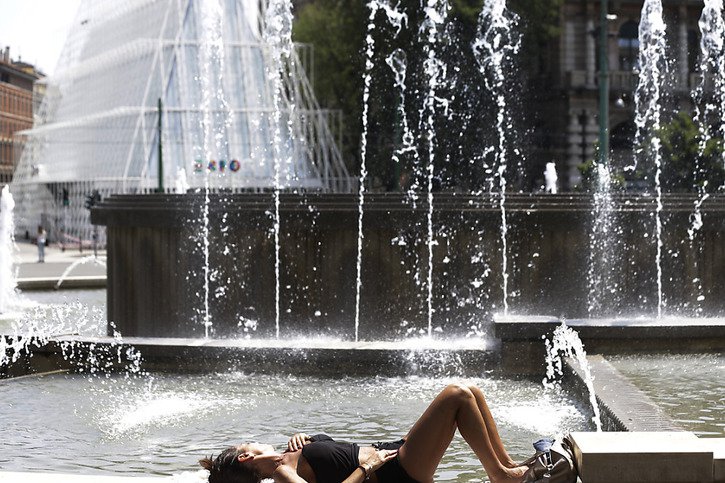 Les Milanais ne pourront bientôt plus se rafraîchir près d'une fontaine, en raison des restrictions d'eau (image d'illustration). © KEYSTONE/AP/LUCA BRUNO