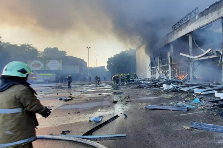 Environ un millier de personnes se trouvaient à l'intérieur du centre commercial. © KEYSTONE/EPA/STATE EMERGENCY SERVICE OF UKRAINE HANDOUT