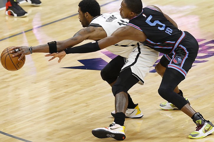 Kyrie Irving (à gauche) a décidé de disputer une quatrième saison avec les Brooklyn Nets. © KEYSTONE/EPA/JOHN G. MABANGLO