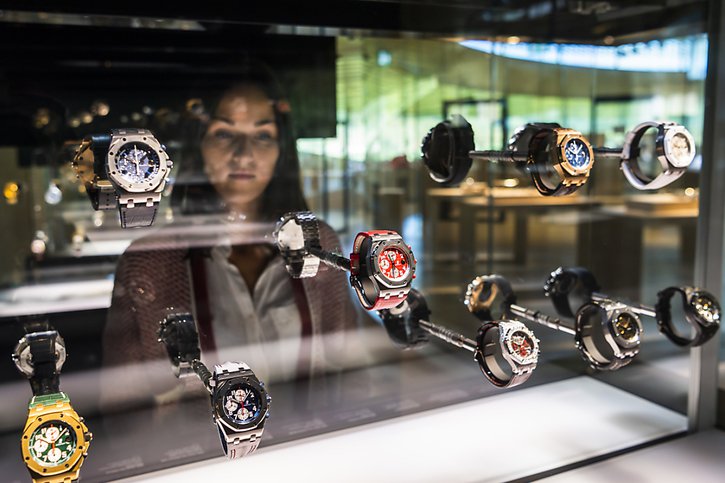 Les exportations horlogères suisses devraient poursuivre sur une voie positive cette année, en dépit des effets de la pandémie de coronavirus en Chine et de la guerre en Ukraine. (archives) © KEYSTONE/JEAN-CHRISTOPHE BOTT