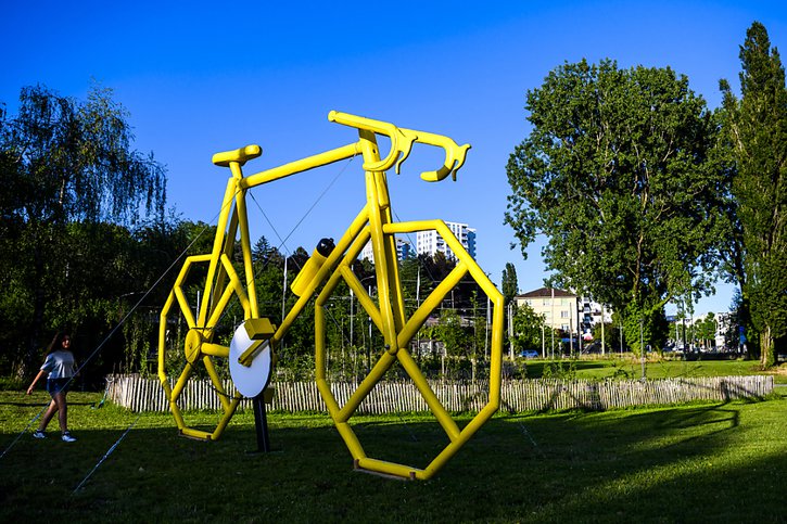 La Ville de Lausanne organise de nombreuses animations en marge de l'arrivée du Tour de France le 9 juillet. Elle a notamment installé un vélo géant au rond-point de la Maladière (archives). © KEYSTONE/JEAN-CHRISTOPHE BOTT